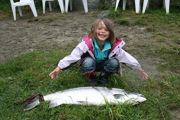 Ida Kristiansen med storlaksen på 9,3 kilo.