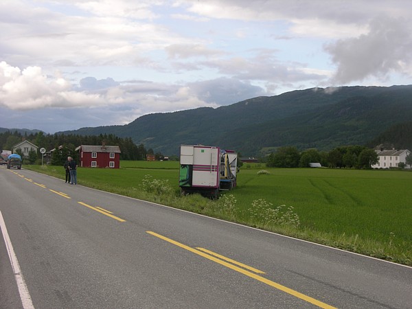 THomas tivoli-bil i åkeren ved Snoen. Foto: Aud Inger Kalseth