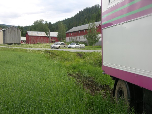 Rett i åkeren, men inge personskade. Foto: Aud Inger Kalseth