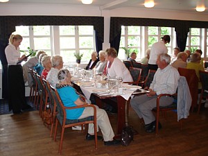 Reisefølge inntar middagen.
