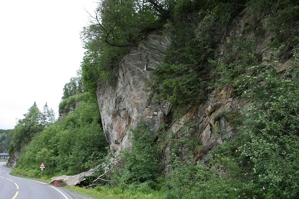 Steinblokk på Rv 700 i Klingliene, Meldal. Foto: Arve Kristiansen