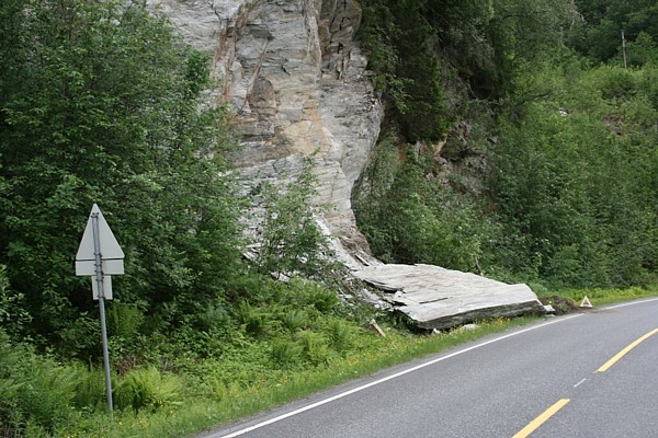 Steinblokk på Rv 700 i Klingliene, Meldal. Foto: Arve Kristiansen