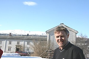 Nils Erik Syrstad på gården sin  Holstobakkan med Resfjellet i bakgrunnen. Foto: Marit Mjøen