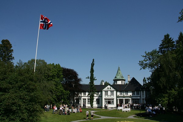 Teselskap på Bårdshaug Herregård. Foto: Marit Mjøen