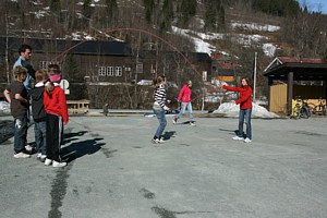Leik i skolegården på Løkken. Foto: Marit Mjøen
