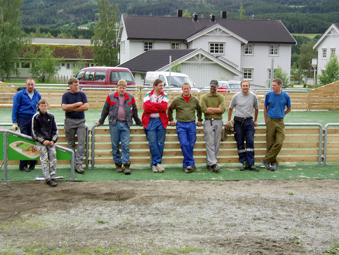 Dugnad på ballbingen ved Grefstad skole