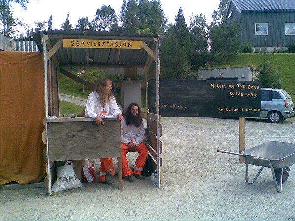 Anders Riise og Ken Andre Megård tilbyr publikumstjenester fra Servicestasjonen ved Storåsbrua. Foto: Marit Mjøen