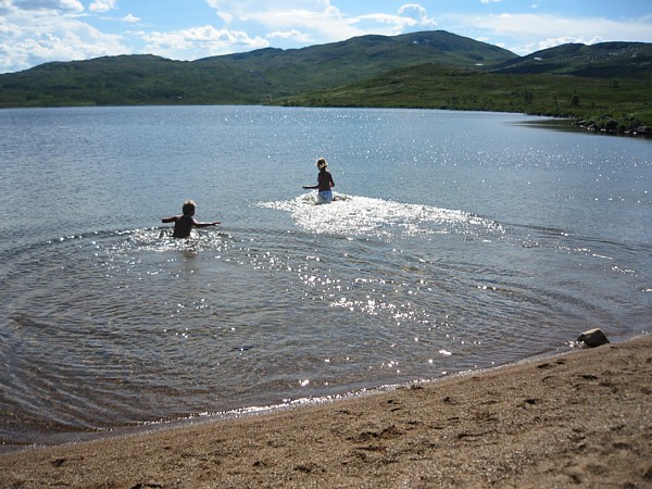 Badere i Raudfjellstjønna. Foto: Wenche Dahl Rian