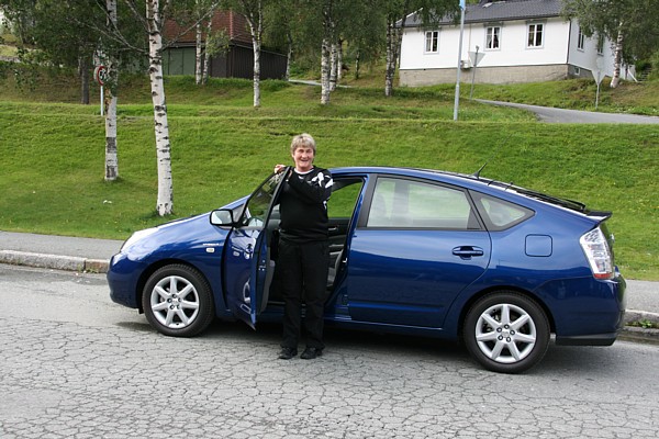 Ann Inger Storstein i sin splitter nye Toyota Prius. Foto: Marit Mjøen