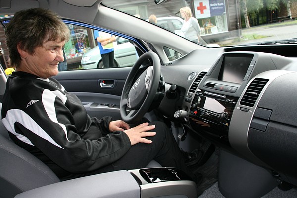 Ann Inger Storstein i sin splitter nye Toyota Prius. Foto: Marit Mjøen