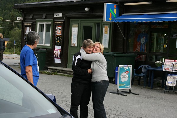 Ann Inger Storstein gir Lillian Klingen en god klem. T.v. Eva Druglitrø, daglig leder ved Narvesen Løkken.  Foto: Marit Mjøen