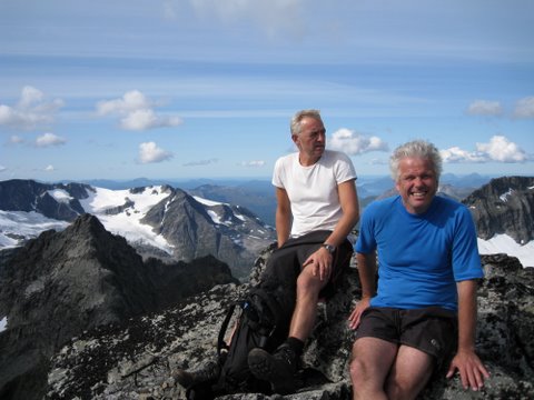 Vidar og Hans nyter utsikten fra 1850 moh. Foto: Ove Smedplass