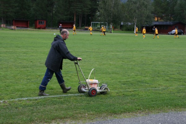 Kvitstripa komer på plass. Foto: Marit Mjøen