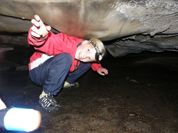 Spennende i kalksteinsgrotta. Foto: Arnstein Reitan