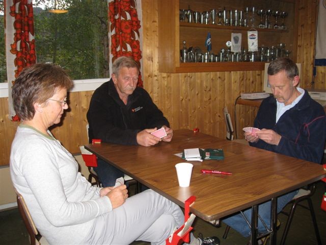 På bildet ser vi Sigrun - Lars - Kjell Olav i full konsentrasjon.