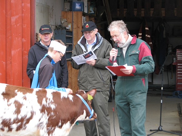 Dommerne, Brynjar Einum, Thor Aas og Geno-representant Johan Arnt Gjeten. Foto: Ragnhild Borchsenius