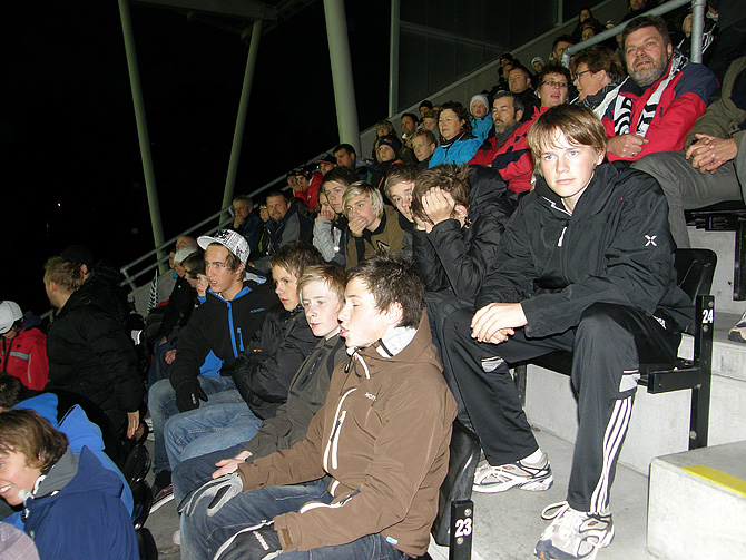 Gutter 14 år på tribunen på Lerkendal.