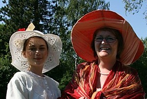 Liv Marit og Ester Liv Vinje som villafruer. Foto: Marit Mjøen