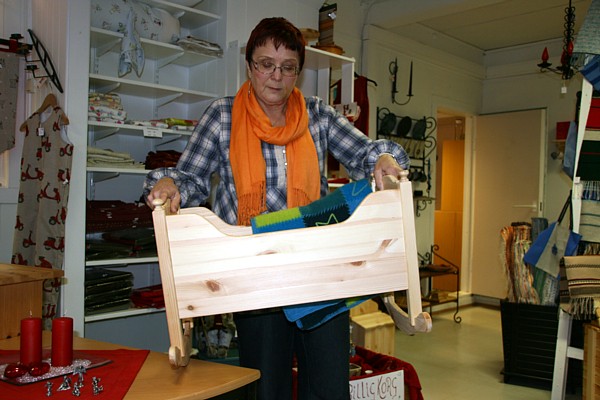 Aase Syrstad med dokkevogge i Meldal ASVOs julebutikk. Foto: Marit Mjøen