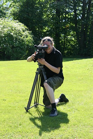 Christian Falch filmer fra Thamshavnbanens jubileum juni 2008. Foto: Marit Mjøen