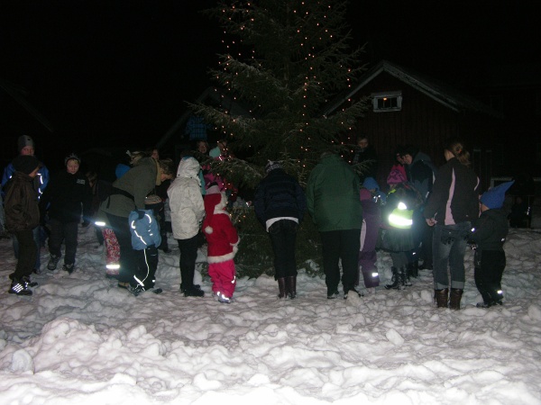 gang_rundt_juletreet.jpg
