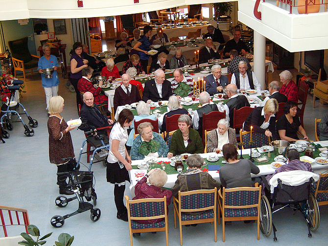 Mange festkledde gjester