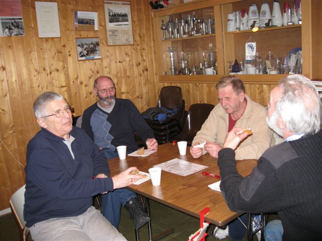 Kaffepause må til også i bridge. Fra v: Erling, Sigmund, Lars og Per