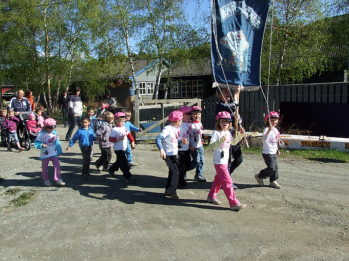 Å barnehage tjuvstarter 17. mai-feiringa