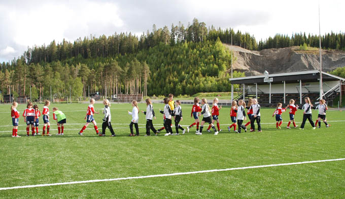Historiens første kamp på kunstgresset på Heggøya