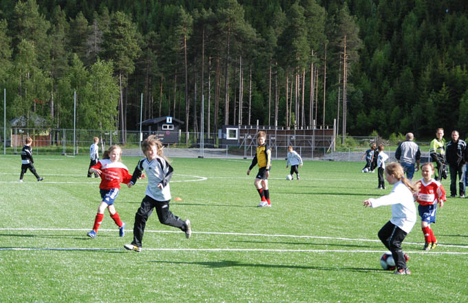 Historiens første kamp på kunstgresset på Heggøya