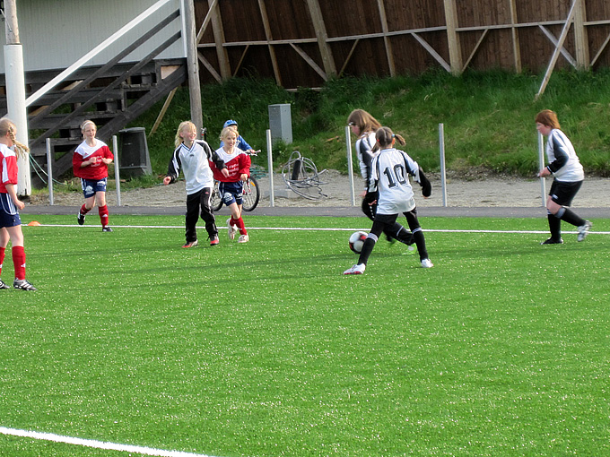 Første kamp på den nye kunstgresbanen på Heggøya.