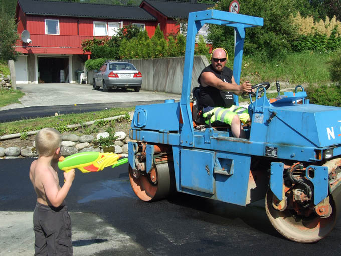 Asfaltering på Nedre Mælan på Å