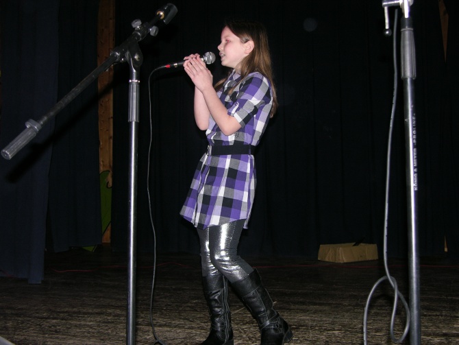Maren_synger_solo.JPG