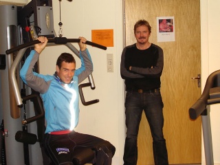 Eldar i treningsstudio sammen med Ove Smeplass 