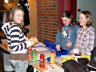 Mari Skjevdal kjøper pølse av Nina Bolme og Mona Belsvik Brandås 