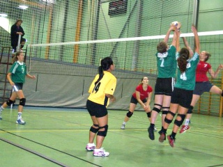 Damekamp i Rossenhallen. Kristin Arnesen (nr. 3). Britt Meås (nr. 2) og Merethe Lillery (nr. 4) ved nettet. Cindy Selven Røe er libero med nr. 14 