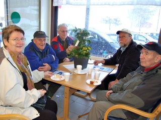 Fra v.: Helene Granbo, Ingebrigt Voll, Jomar Berg, Kjell Berg og Magne Nordvoll som har fått servert kaffe og bløtkake 