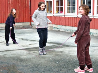 Her ser vi 5.-klassingene Karen Dalsegg, Anna Dombu og Thea Hellesvik hopper tau. 