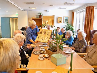 Beboerne er interessert i det Marit viser fram 