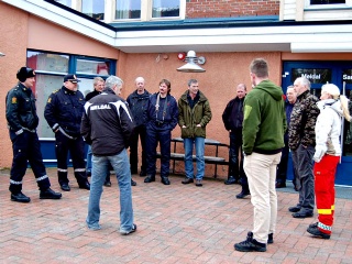 Deltakerne samlet utenfor samfunnshuset 