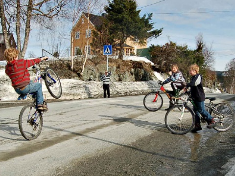 Tøffe gutter på sykkel  