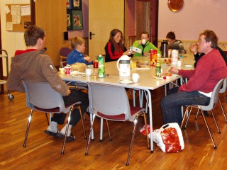 Morten, Erik, Monika, Mari, Andreas, Øystein spiser kveldsmat fredag  