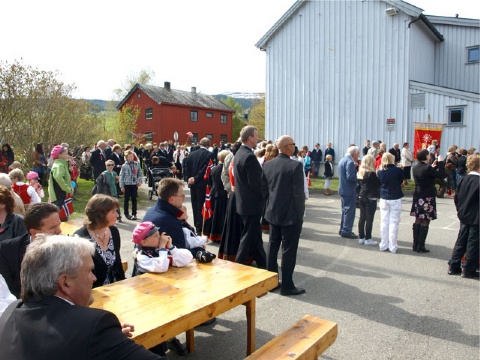 Alle følger med på underholdningen  