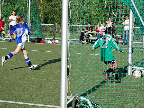 Her scorer Lina Marie Åsløkk mål!  