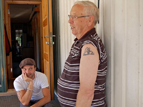 Erling Hove viser fram tatoveringen sin  