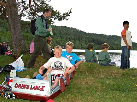 Johan Ratøyen Lund og Tor Håkon Syrstad i vikingebåten ”Ormen Lange”. Den var laga av en skiboks og de har hatt hjelp av Johans far.  
