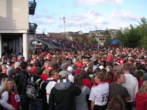 12000 publikummere på vei heim  