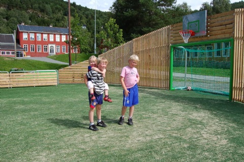 De fine røde fotballskoene og spillertrøya har Oda arvet etter brødrene.  