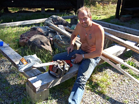 Karstein fikk trøbbel med motorsaga  