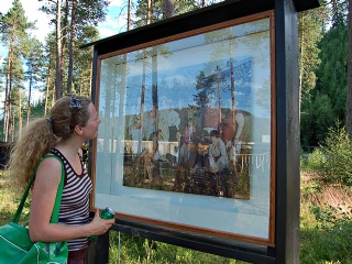 Hanne beundrer kunsten 